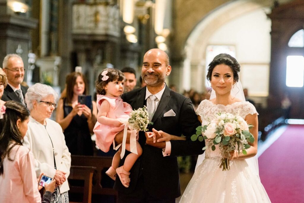 fotografia de um casal de noivos e de um casamento religioso no Porto fotografado pela fotografo de casamento Rui Cardoso Photography