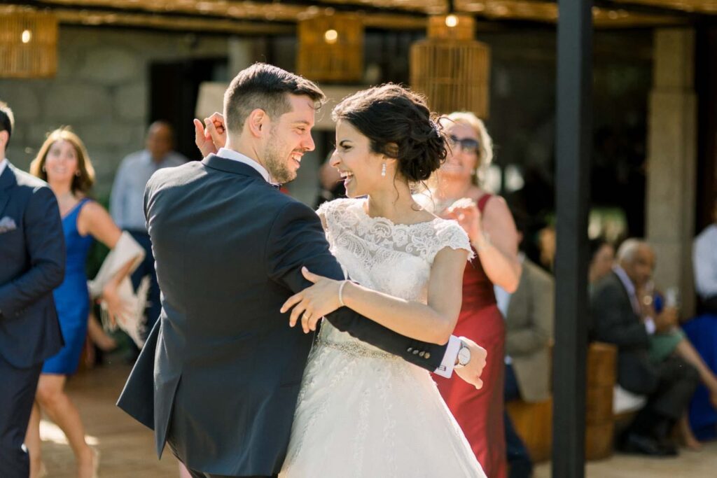 fotografia de um casal de noivos e de um casamento religioso no Porto fotografado pela fotografo de casamento Rui Cardoso Photography