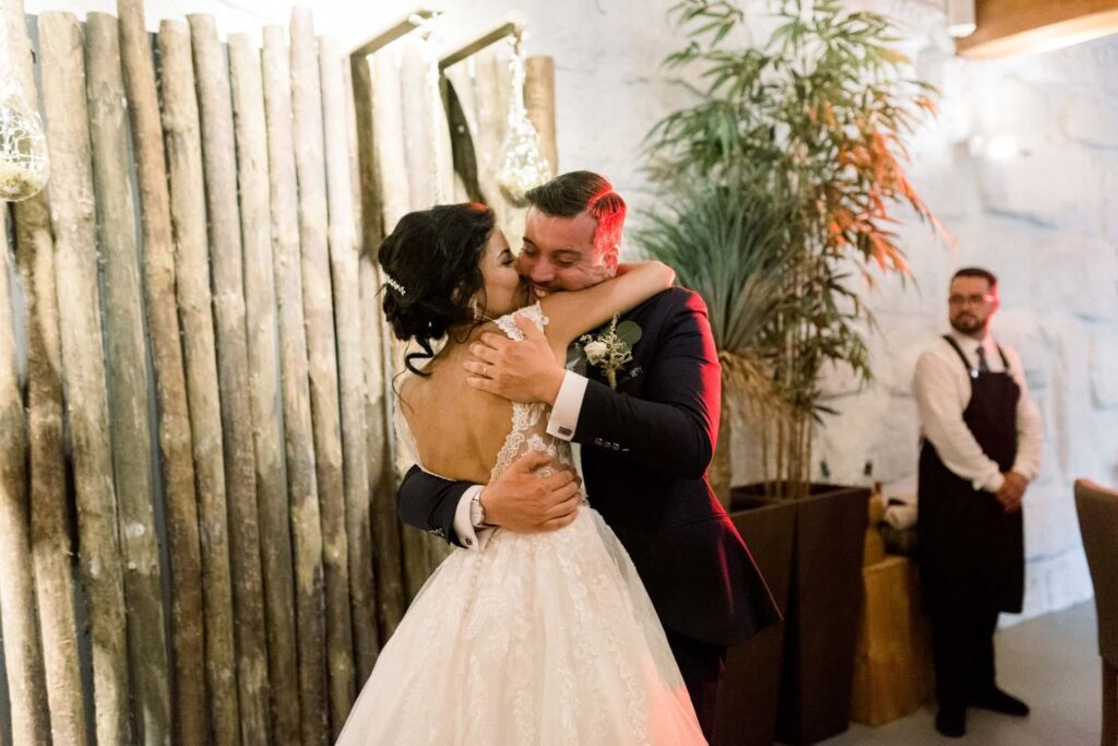 fotografia de um casal de noivos e de um casamento religioso no Porto fotografado pela fotografo de casamento Rui Cardoso Photography
