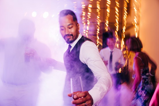 Noivo dança na festa de arromba num casamento na quinta Solar da Levada captada por Rui Cardoso Photography