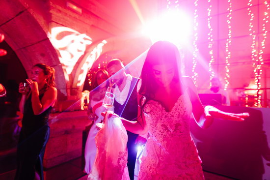 Noiva dança na festa de arromba num casamento na quinta Solar da Levada captada por Rui Cardoso Photography