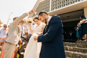 saida dos noivos de um casamento religioso na Igreja de Crestuma fotografado por Rui Cardoso Photography