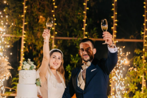 Sessão fotografica de um corte do bolo dos noivos na quinta do vale da corga pelo fotografo de casamento Rui Cardoso Photography