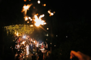 Sessão fotografica de um corte do bolo dos noivos na quinta do vale da corga pelo fotografo de casamento Rui Cardoso Photography